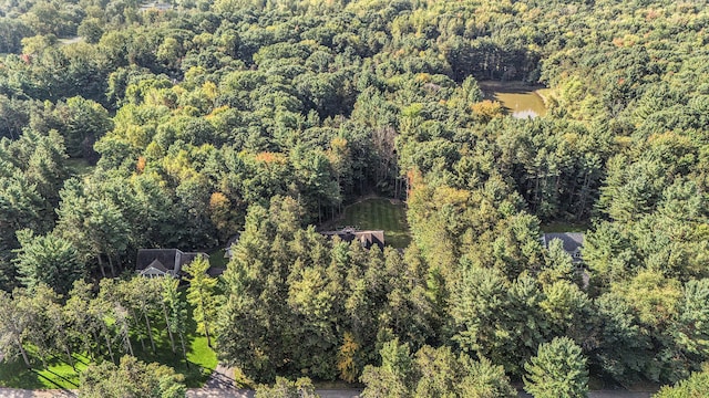 birds eye view of property featuring a forest view