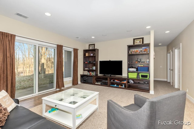 living area with visible vents, recessed lighting, carpet flooring, and baseboards