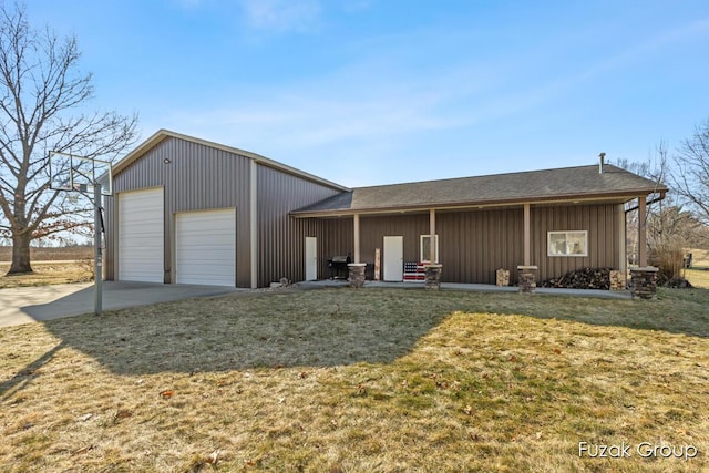 view of front of home featuring board and batten siding, a front yard, and an outdoor structure