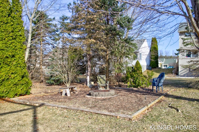 view of yard featuring a fire pit