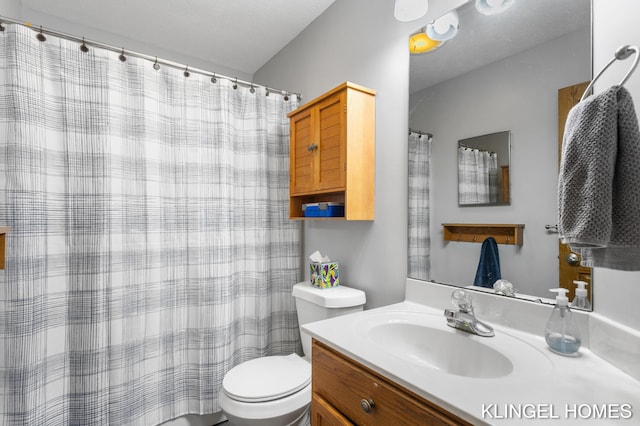 full bathroom with a shower with shower curtain, toilet, and vanity