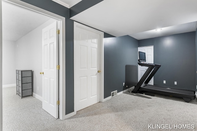 workout room with carpet flooring, visible vents, and baseboards