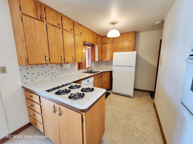 kitchen with a sink, decorative backsplash, white appliances, and baseboards