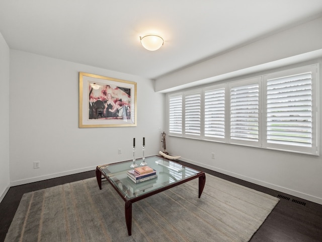 1920 Pine Ridge Ln, Bloomfield Hills, MI 48302 - living area with baseboards