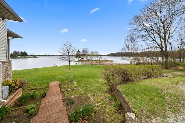 view of yard featuring a water view