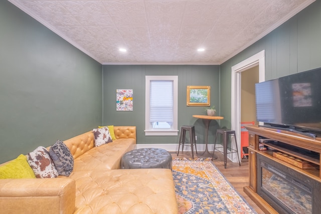 living area with recessed lighting, crown molding, baseboards, and wood finished floors