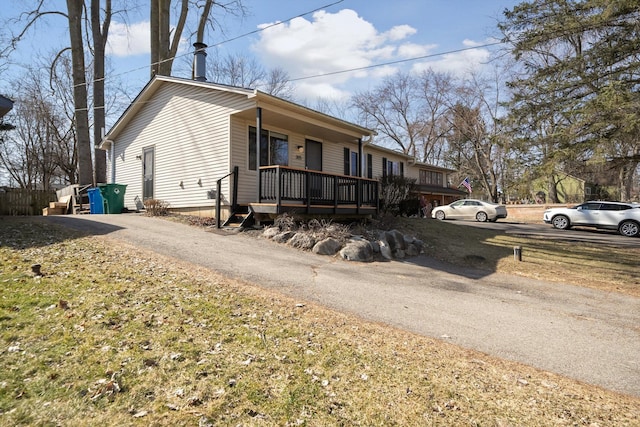 ranch-style home with aphalt driveway