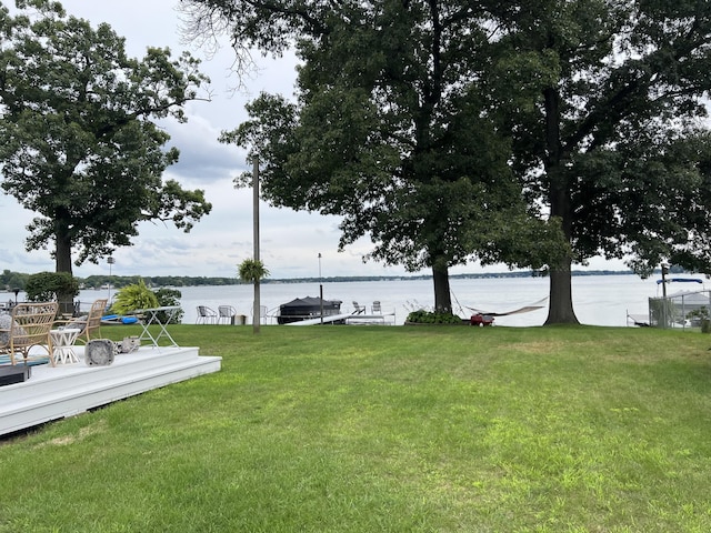 view of yard featuring a water view