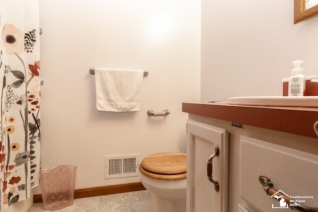 full bath with visible vents, baseboards, toilet, a shower with curtain, and vanity