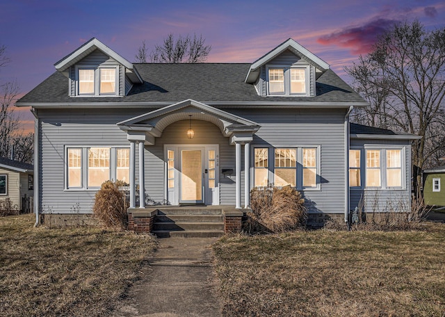 view of front of property featuring a lawn