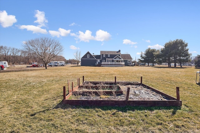 view of yard featuring a garden