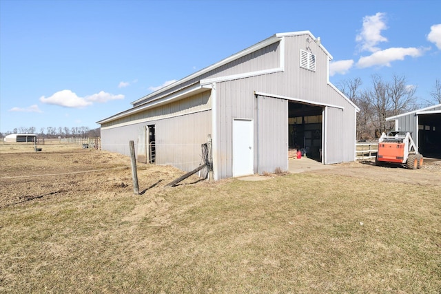 view of pole building featuring a lawn