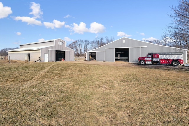 view of pole building featuring a yard