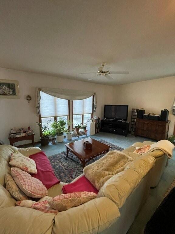 carpeted living room with ceiling fan