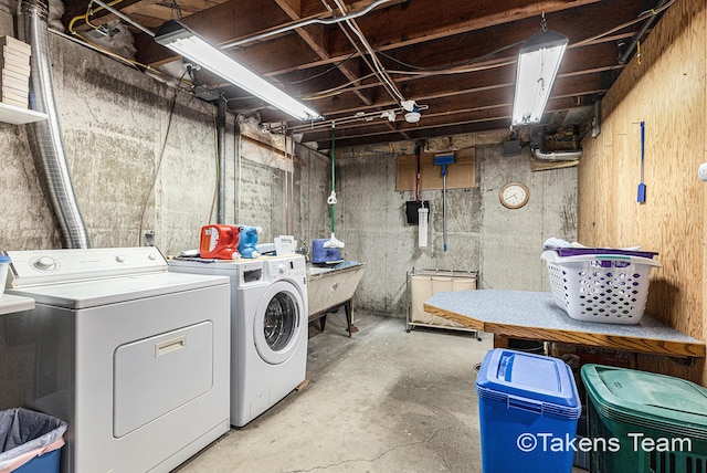 washroom with laundry area and independent washer and dryer