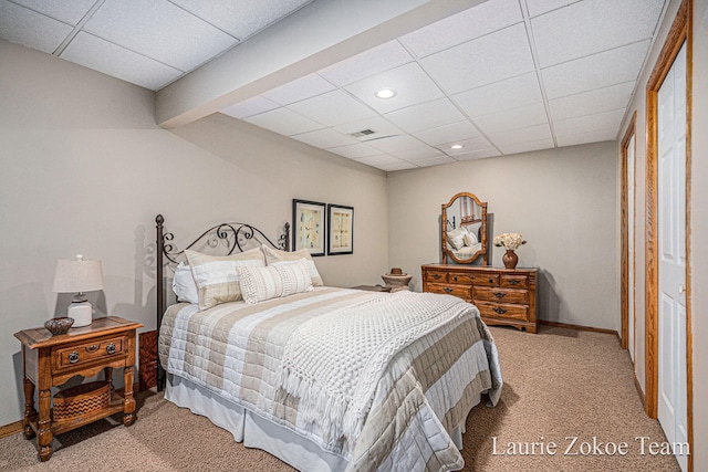 bedroom with baseboards, visible vents, recessed lighting, a drop ceiling, and light carpet