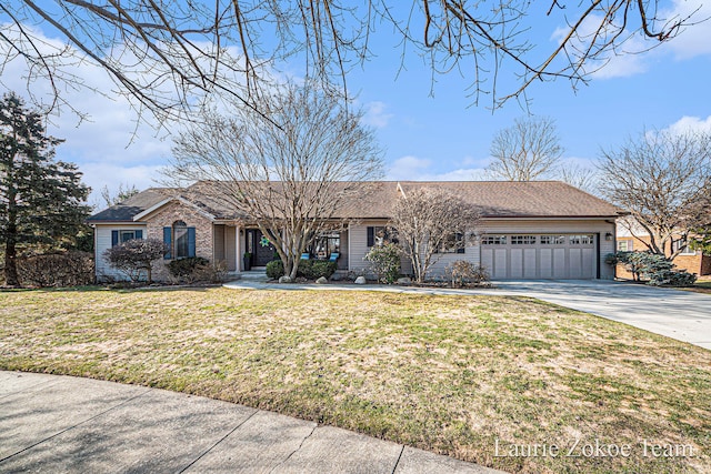 view of front facade with driveway, an attached garage, and a front yard