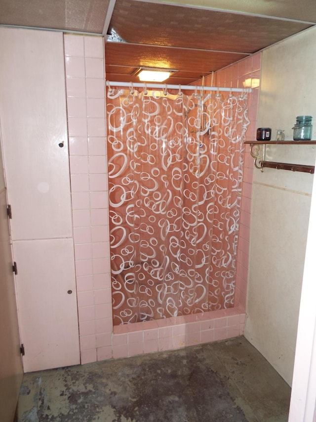 bathroom with curtained shower