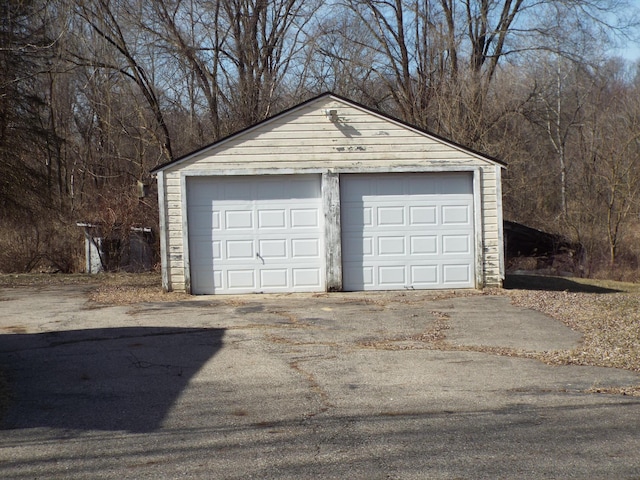 view of detached garage