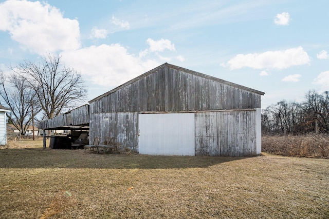 view of pole building featuring a lawn