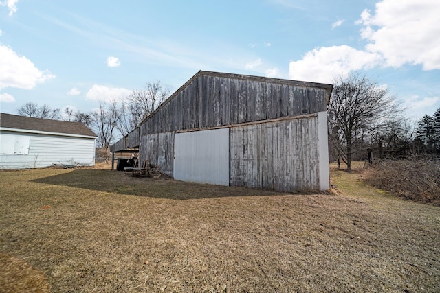 view of outdoor structure with an outbuilding