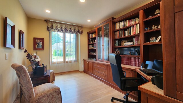 office space with recessed lighting, light wood-style flooring, built in study area, and baseboards