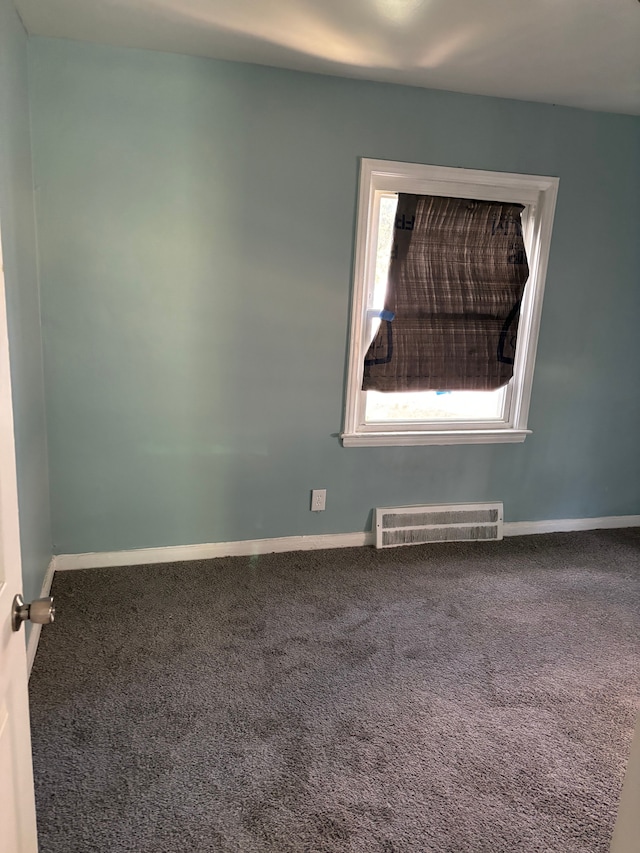 unfurnished room with visible vents, carpet floors, and baseboards