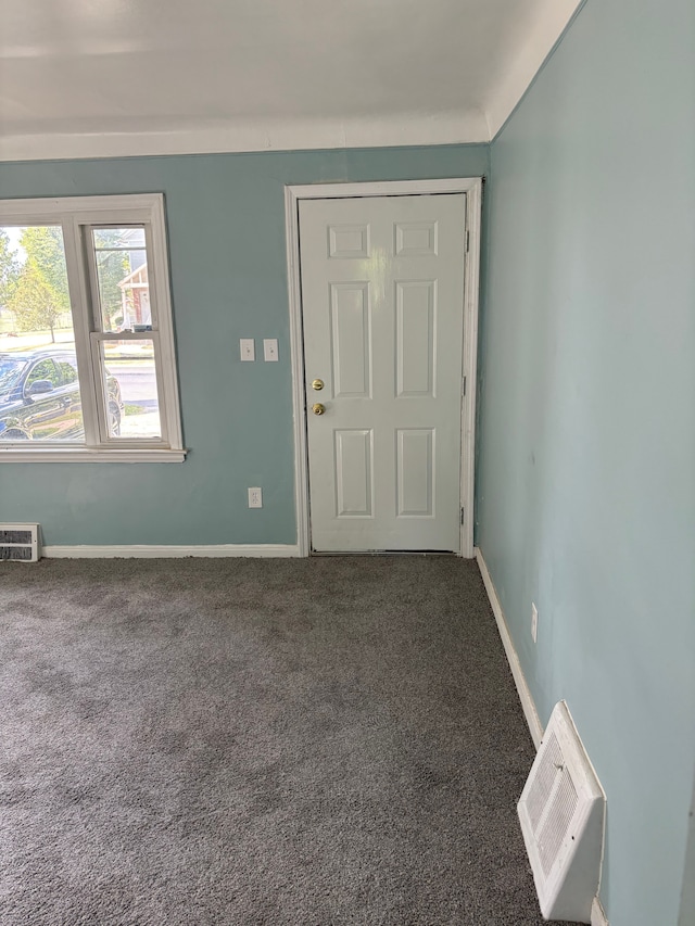 foyer entrance featuring carpet flooring, baseboards, and visible vents