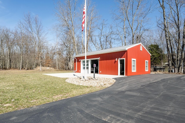 view of pole building featuring a yard