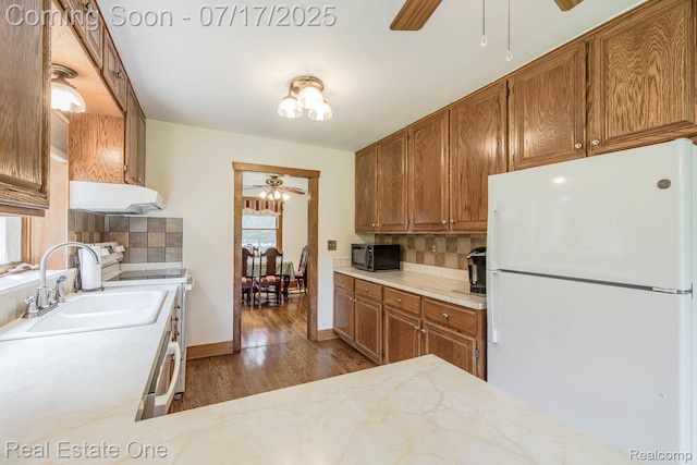 727 Romeo Rd, Rochester, MI 48307 - kitchen with freestanding refrigerator, a ceiling fan, backsplash, and wood finished floors
