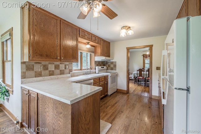 727 Romeo Rd, Rochester, MI 48307 - kitchen with a ceiling fan, white appliances, backsplash, and light countertops