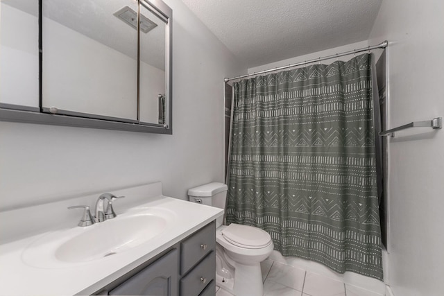 bathroom with a shower with curtain, toilet, vanity, and a textured ceiling