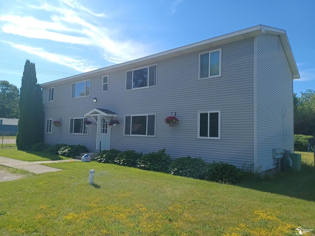 view of front facade with a front lawn