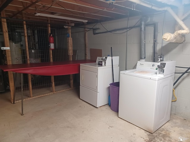 washroom with laundry area and washer and clothes dryer