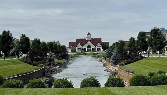 view of property's community featuring a yard