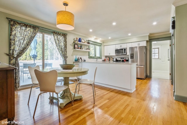 dining space featuring light wood-style flooring, recessed lighting, baseboards, and ornamental molding