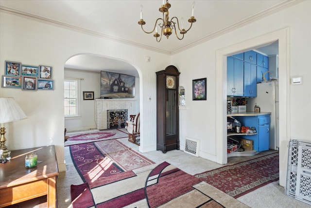 living room featuring visible vents, carpet floors, an inviting chandelier, arched walkways, and crown molding