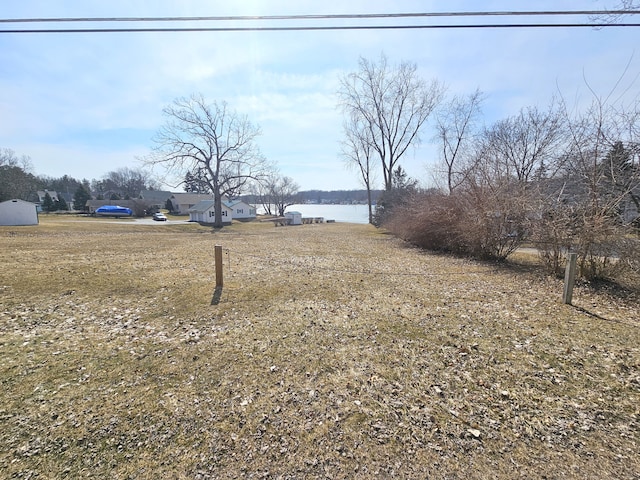 view of yard featuring a water view