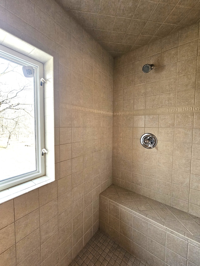 bathroom featuring tiled shower