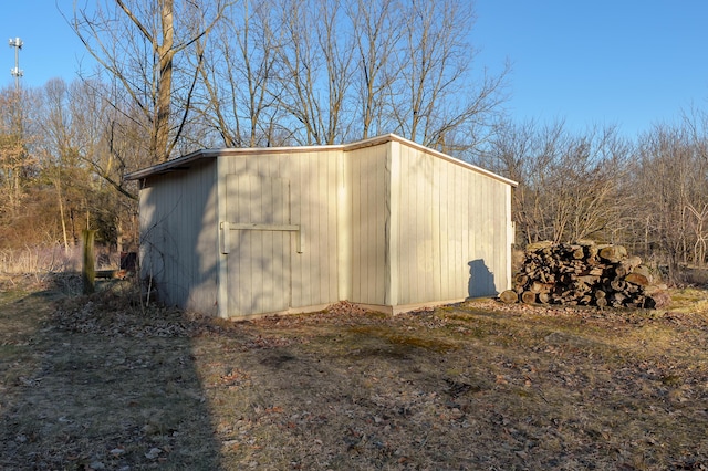 view of outdoor structure featuring an outbuilding