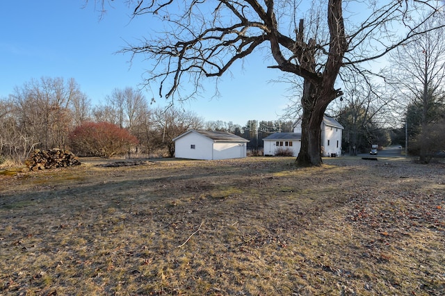 view of yard featuring an outbuilding