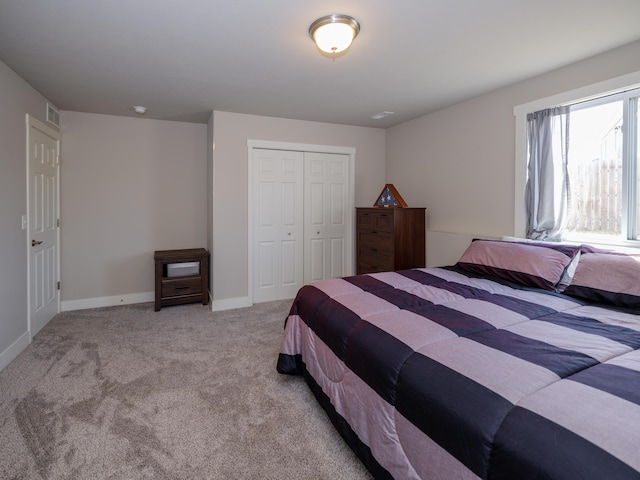 bedroom featuring visible vents, carpet flooring, baseboards, and a closet