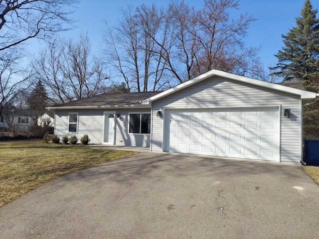 view of front facade with driveway and a front yard