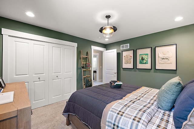 bedroom with a closet, visible vents, recessed lighting, and carpet floors