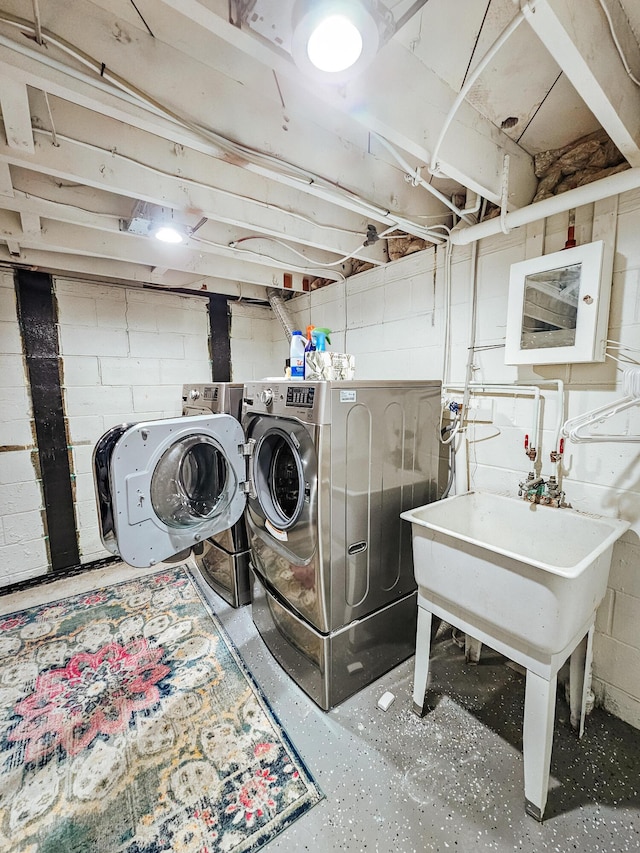 clothes washing area with laundry area and independent washer and dryer