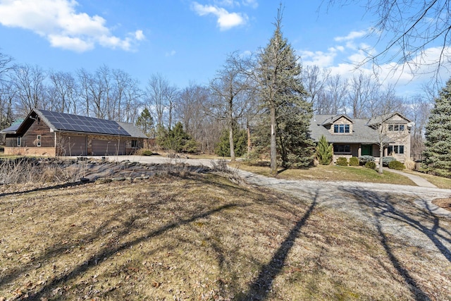 view of yard with driveway