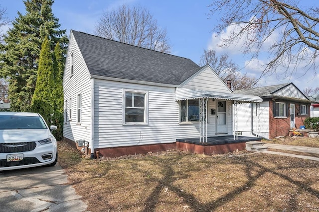 view of front of property with a shingled roof