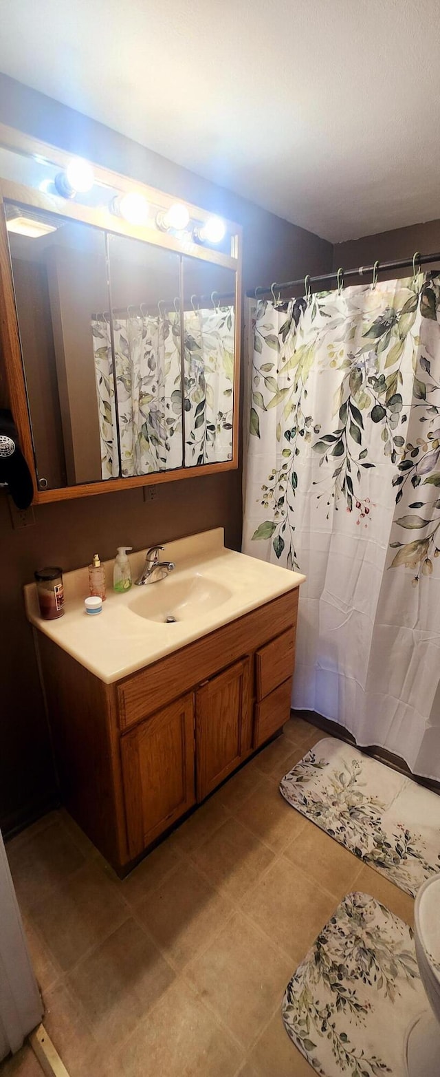 full bath featuring tile patterned flooring, toilet, vanity, and a shower with curtain