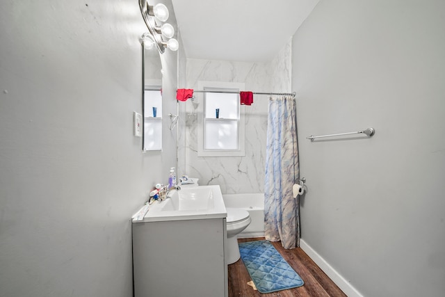 bathroom with shower / tub combo with curtain, toilet, wood finished floors, baseboards, and vanity