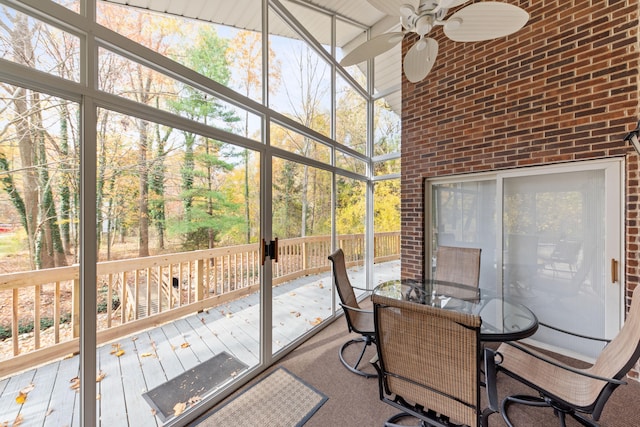 sunroom with ceiling fan